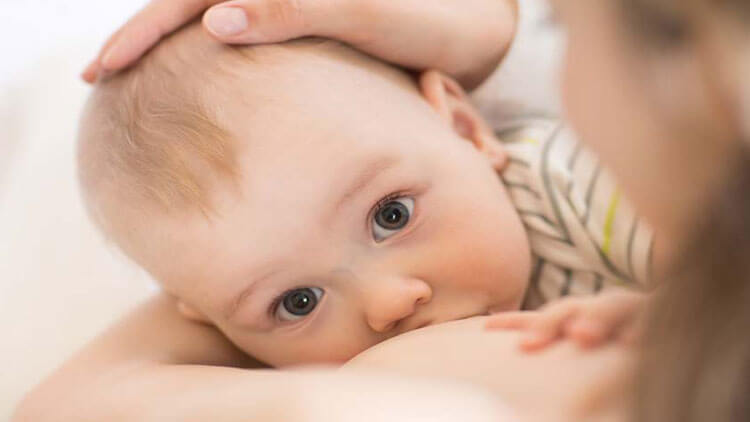 تغذیه کودک با شیر مادر حداقل به مدت ۶ ماه