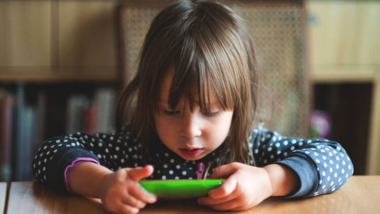 زمان زیاد زل زدن به صفحه نمایش می‌تواند علت تأخیر در رشد کودکان باشد