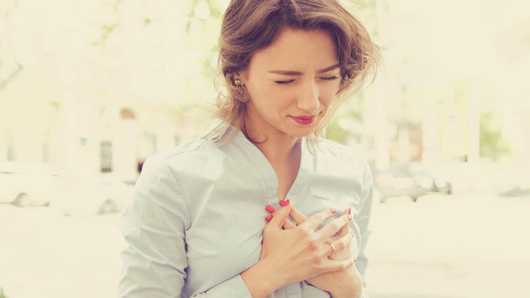 علائم حمله قلبی در یک زن چیست؟