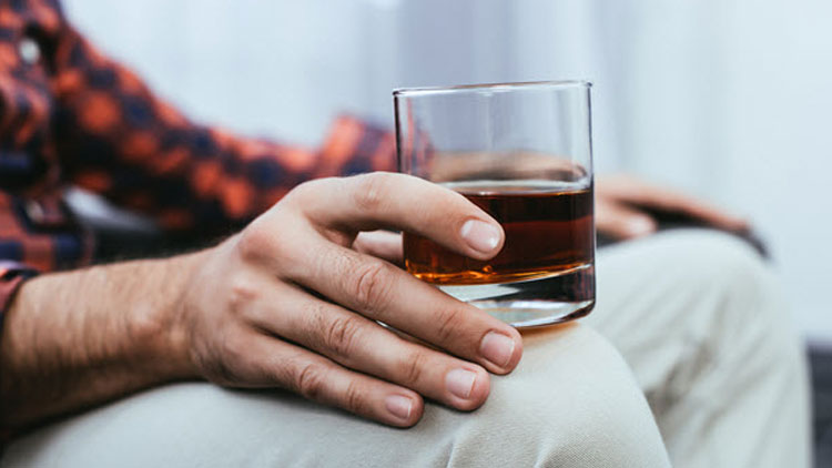 چگونه الکل می‌تواند بر نعوظ تأثیر بگذارد
