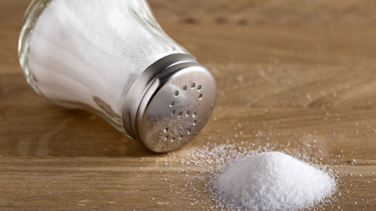 تغییراتی برای مصرف جایگزین نمک ممکن است خطر سکته را کاهش دهد، از دیدگاه مدرسه عالی پزشکی دانشگاه هاروارد